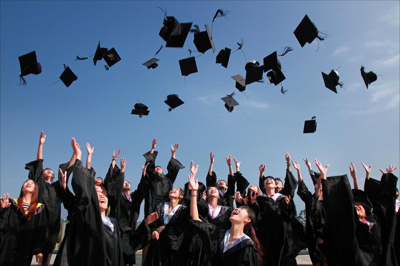 Étudiants diplômés célébrant leur réussite universitaire