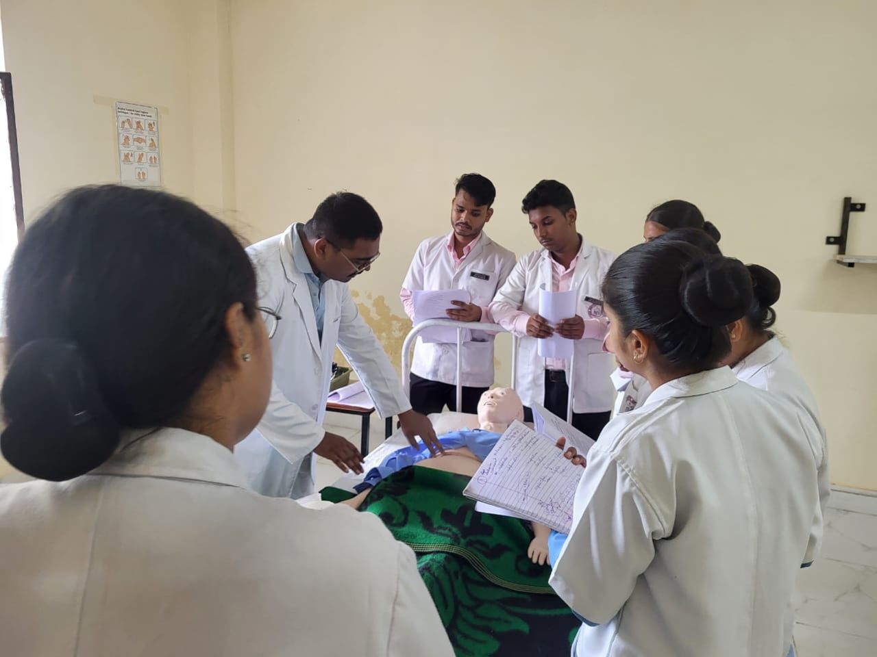 Étudiants en médecine lors d'une séance de formation pratique