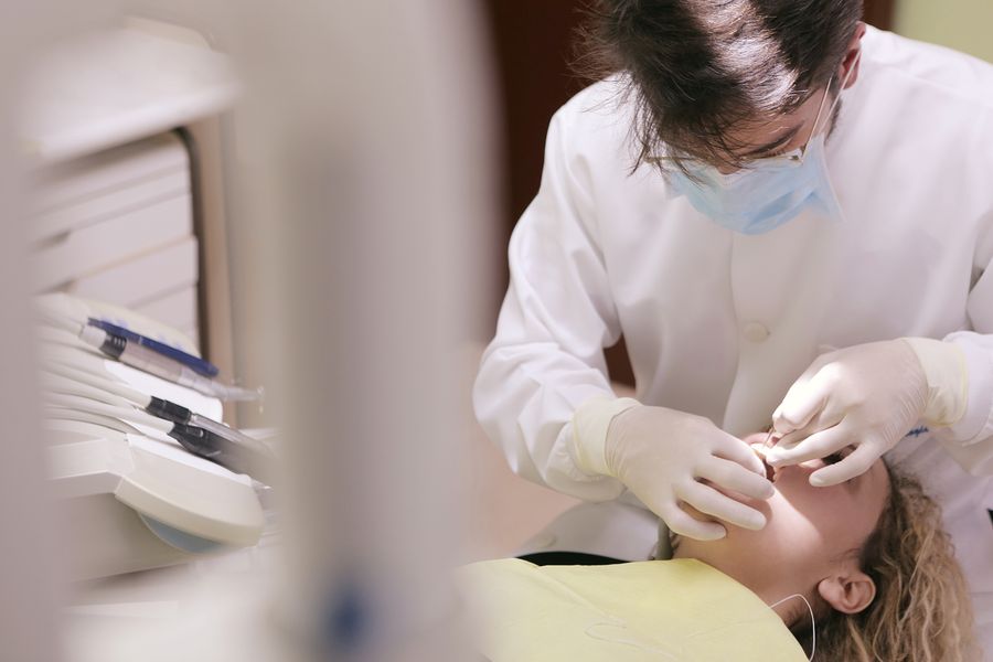 Dentiste soignant un patient en clinique