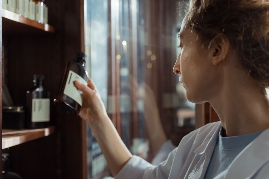 Pharmacien sélectionnant un médicament