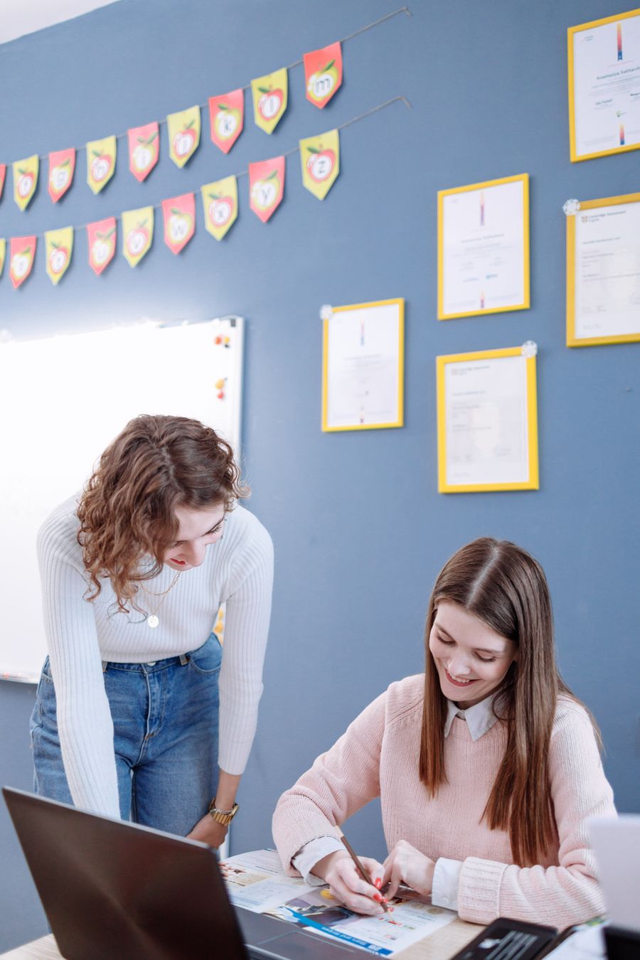 Conseillère orientant un étudiant