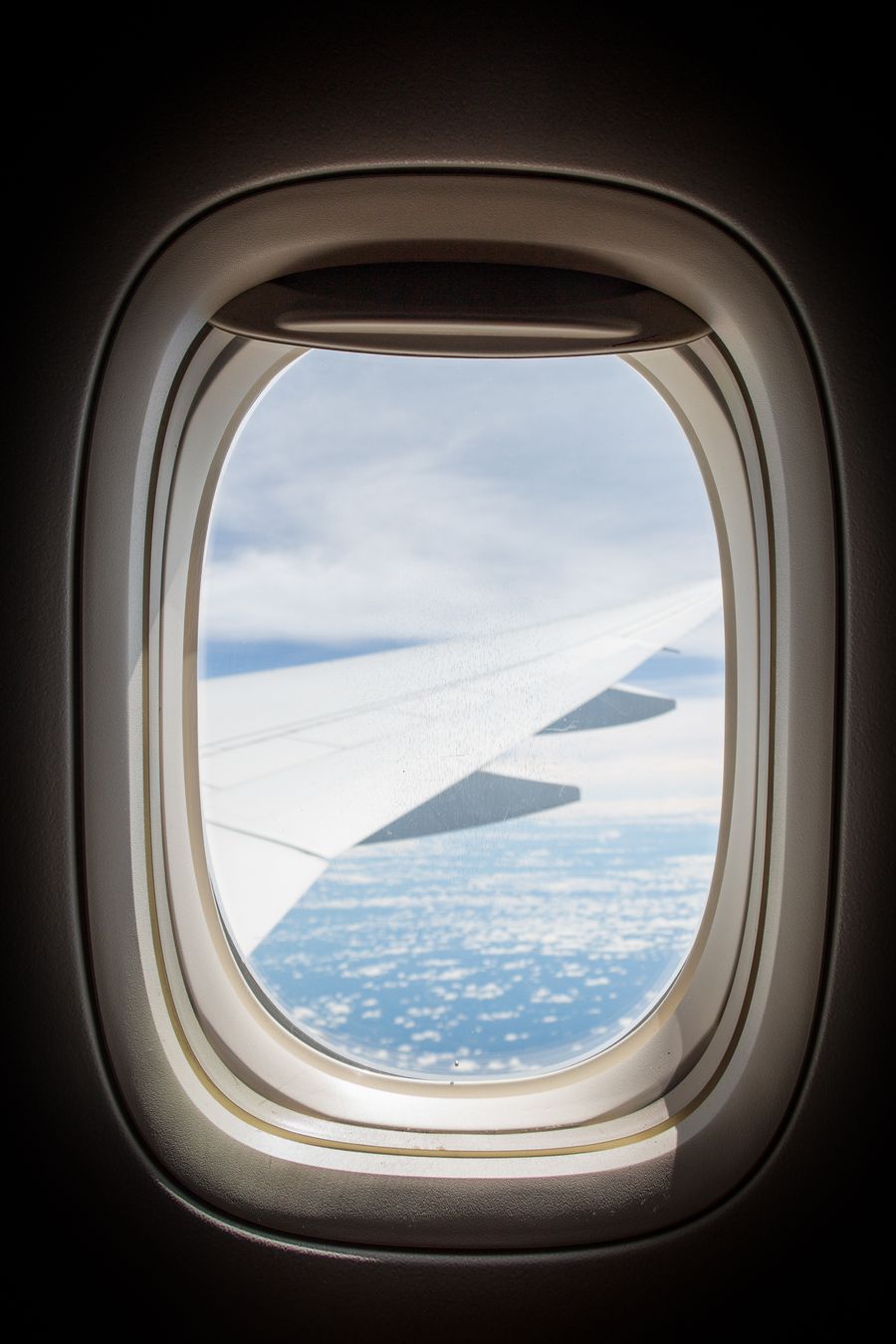 Vue depuis le hublot d'un avion en vol